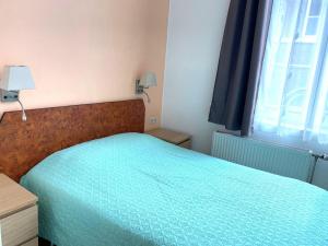 Postel nebo postele na pokoji v ubytování Hôtel Les Acteurs