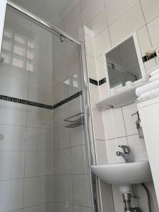 Koupelna v ubytování Hôtel Les Acteurs