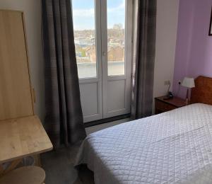 Postel nebo postele na pokoji v ubytování Hôtel Les Acteurs