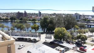 - une vue sur un parking avec des voitures et une rivière dans l'établissement CARLOS PAZ, Dpto, 3 Huésped, à Villa Carlos Paz