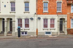 Gallery image of LARGE Town Centre Townhouse for Work and Leisure inc Private Parking in Northampton