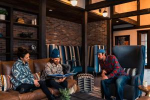 The Bivvi Hostel Telluride في تيلوريد: مجموعة من الناس جالسين على أريكة في غرفة