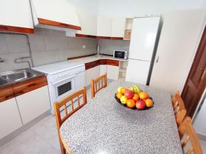 Dapur atau dapur kecil di Apartamento A Canteira +33 gambar