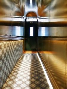 een hal van een metro met een zwarte deur bij GuestReady - Jardim das Oliveiras GuestHouse - 2 in Porto