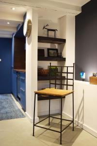 uma cozinha com uma mesa e um relógio na parede em Blueprint B&B - Breakfast & Bikes em Amesterdão
