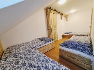 due letti singoli in una stanza con pavimenti in legno di Apartmán Marie a Mutěnice