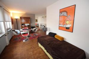 sala de estar con cama, mesa y sillas en Loft Irma mit großer Terasse, en Heddesheim