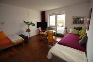 1 dormitorio con 1 cama y sala de estar en Loft Irma mit großer Terasse, en Heddesheim