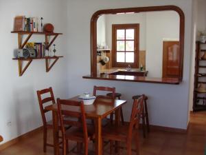 jadalnia ze stołem, krzesłami i lustrem w obiekcie La Laja 13 w mieście Playa Blanca