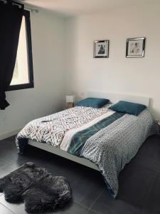 キュキュニャンにあるGîte l’olivierの窓付きの部屋にベッド付きのベッドルーム1室があります。