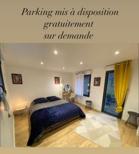 - une chambre avec un lit king-size dans l'établissement Joli appartement avec cour privée proche gare & centre ville, à Rouen