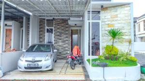 a car parked in front of a house at Villa Harmoni Syariah by Masterpiece Villa in Karangploso