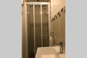 ein Badezimmer mit Waschbecken und Dusche in der Unterkunft Urban L010 in Durban + 5 Fotos