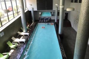 eine Draufsicht auf ein Schwimmbad in einem Gebäude in der Unterkunft Urban L010 in Durban