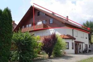 una casa grande con una raya roja en el techo en Brulaire Büsingen am Hochrhein, en Busingen am Hochrhein