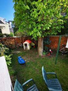 a yard with two chairs and a tree at Studio La Belle Vie in Suresnes