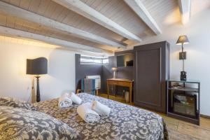 a bedroom with a bed with towels on it at I Mori - Design Apartments in Comiso