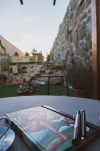 een tafel met een foto erop bij GuestReady - Jardim das Oliveiras GuestHouse - 2 in Porto