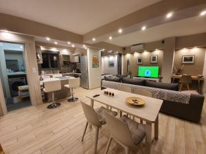 Μια τηλεόραση ή/και κέντρο ψυχαγωγίας στο Super Loft With Acropolis View