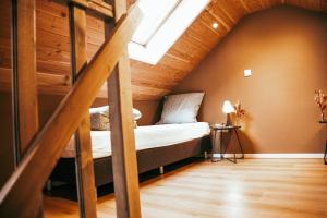 a bedroom with a bunk bed in a attic at BenB de Buutnboer in Rouveen