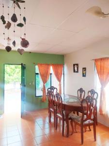 uma sala de jantar com uma mesa de madeira e cadeiras em Hostal Los Flamencos em Puerto Villamil