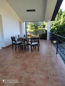 patio con mesa y sillas en el balcón en URDINETXE, en Luyando