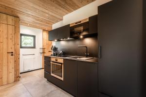 Kuchyňa alebo kuchynka v ubytovaní s'Hoamatl Dorfkrug Appartements
