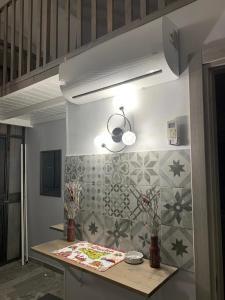 Habitación con mesa y escalera con luz. en Sicily house, en Catania