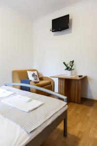 a living room with a couch and a chair at Mała Wenecja - pokoje gościnne in Nowe Worowo