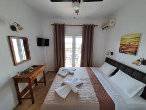 Ένα ή περισσότερα κρεβάτια σε δωμάτιο στο Hotel Pefko