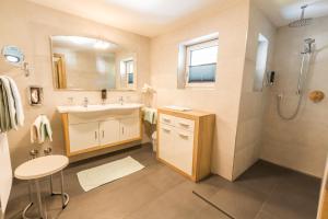 Kúpeľňa v ubytovaní s'Hoamatl Dorfkrug Appartements