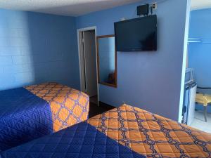 Postel nebo postele na pokoji v ubytování A Fisher's Inn Motel