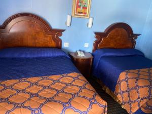 Postel nebo postele na pokoji v ubytování A Fisher's Inn Motel