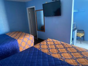 Postel nebo postele na pokoji v ubytování A Fisher's Inn Motel