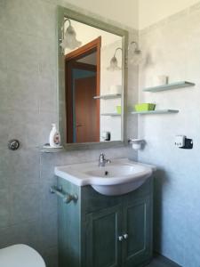Bathroom sa Romanina Appartamento Giuland