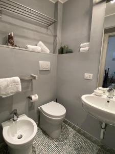 ローマにあるSpain Apartmentsのバスルーム(白いトイレ、シンク付)