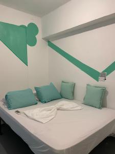 Ein Bett oder Betten in einem Zimmer der Unterkunft Zebulo Hostel