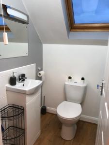 Ένα μπάνιο στο Hopefield Premium Holiday Home Portrush Sleeps 10 4 bedrooms