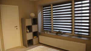 um quarto com uma janela com uma prateleira e um parapeito de janela em Les petits nids de Nina 3 em Fosses-La-Ville