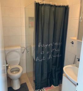 un baño con cortina de ducha con las palabras recuerden mi primera ducha en Epidaurum Apartments en Cavtat