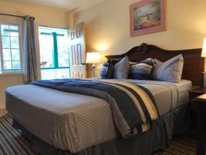 Katil atau katil-katil dalam bilik di Monterey Pines Inn