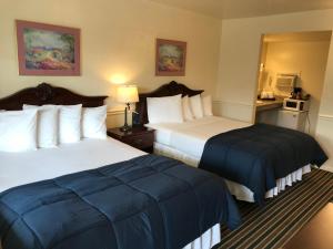 Postel nebo postele na pokoji v ubytování Monterey Pines Inn