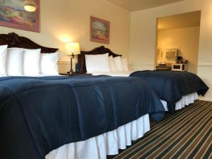 Postel nebo postele na pokoji v ubytování Monterey Pines Inn