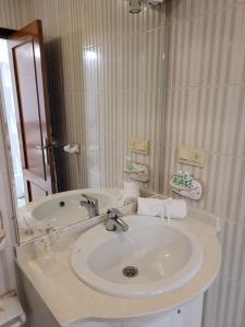 a bathroom with a sink and a bath tub at Alojamiento Carmen Baja (centro Almuñécar) in Almuñécar +13 photos