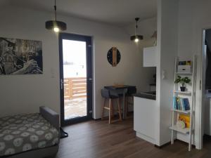 Habitación con cama y cocina con mesa en Apartament Muzyczny, en Jelenia Góra
