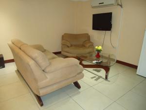 a living room with two chairs and a table at Hostaling Guayaquil Trabajo in Mercedes