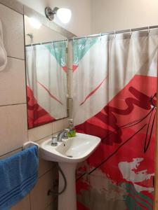 Ein Badezimmer in der Unterkunft Cabaña Bello Horizonte, 3 5 3 5 0 8 5 9 0 6 ,dos dormitorios con cochera privada doble, asador y parque