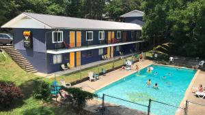 - une vue sur la piscine dans une maison dans l'établissement The Wanderoo Lodge, à Eureka Springs