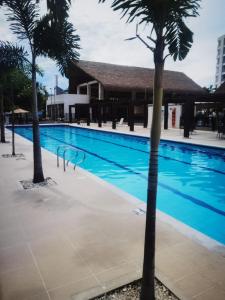 Der Swimmingpool an oder in der Nähe von Apartamento en Ricaurte Peñazul la Morada