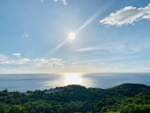 - une vue sur l'océan et le soleil au ciel dans l'établissement PARADIS AU SOLEIL, vue panoramique sur mer, à Bouillante